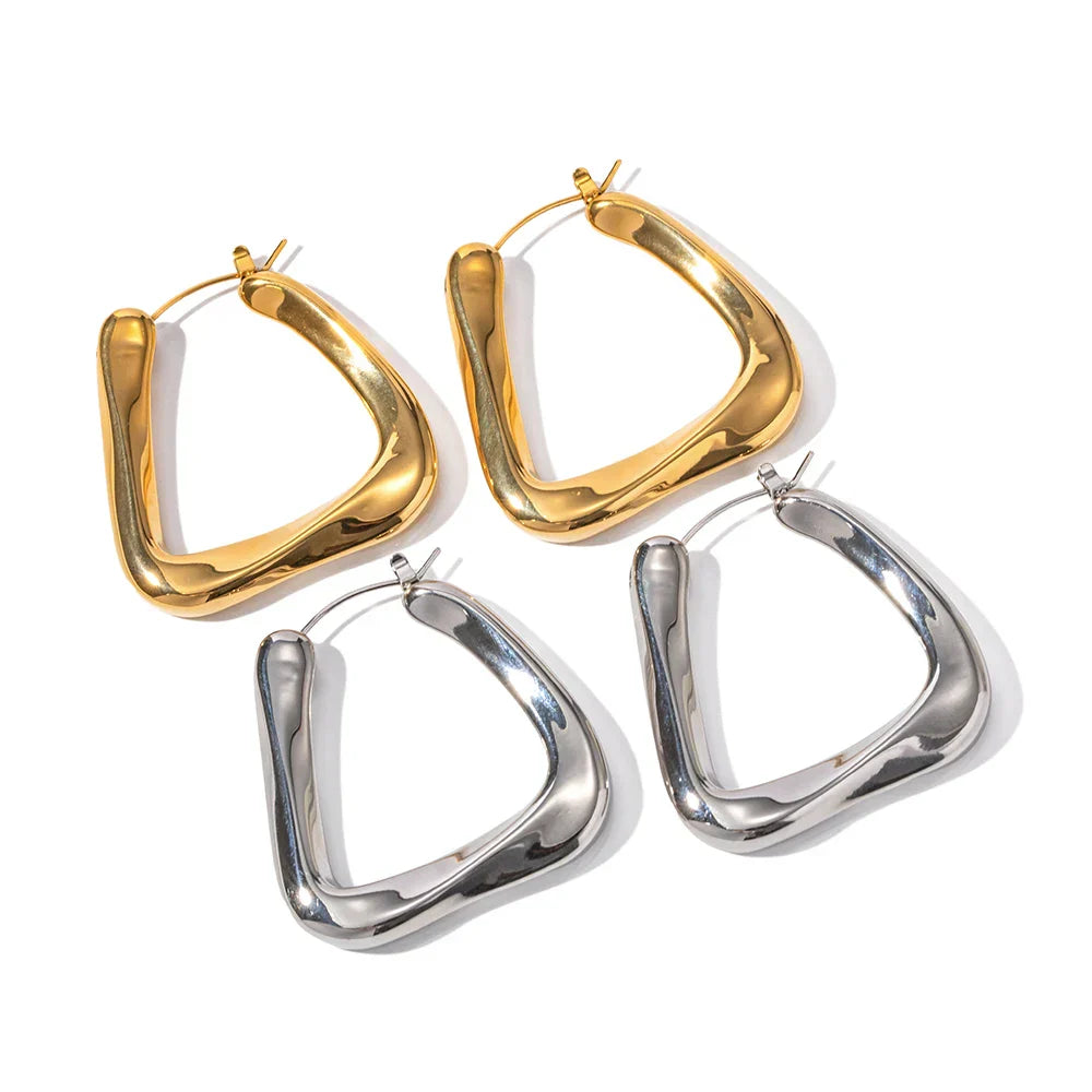 Aro Torcido Triangular Giorgia Earring (18K Gold Plated) | Luvesina
