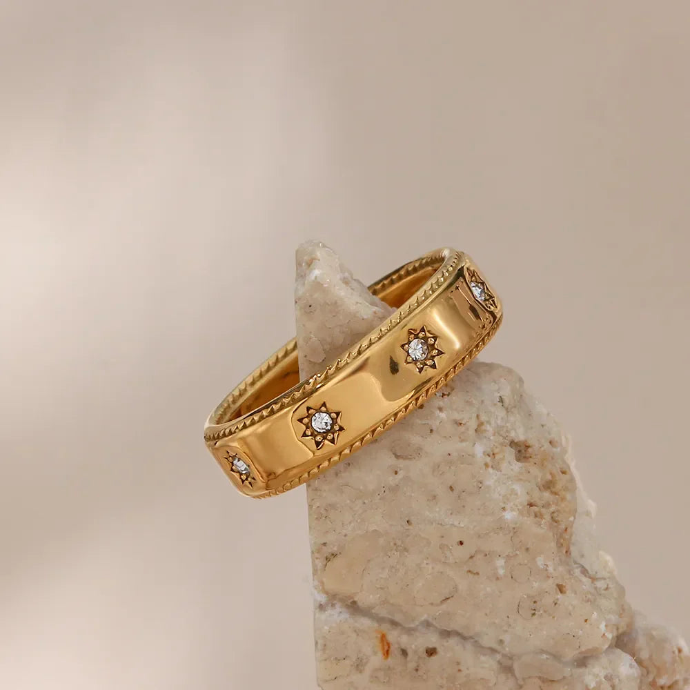 Stella with Zirconia Crystals Ring (18K Gold Plated) | Luvesina