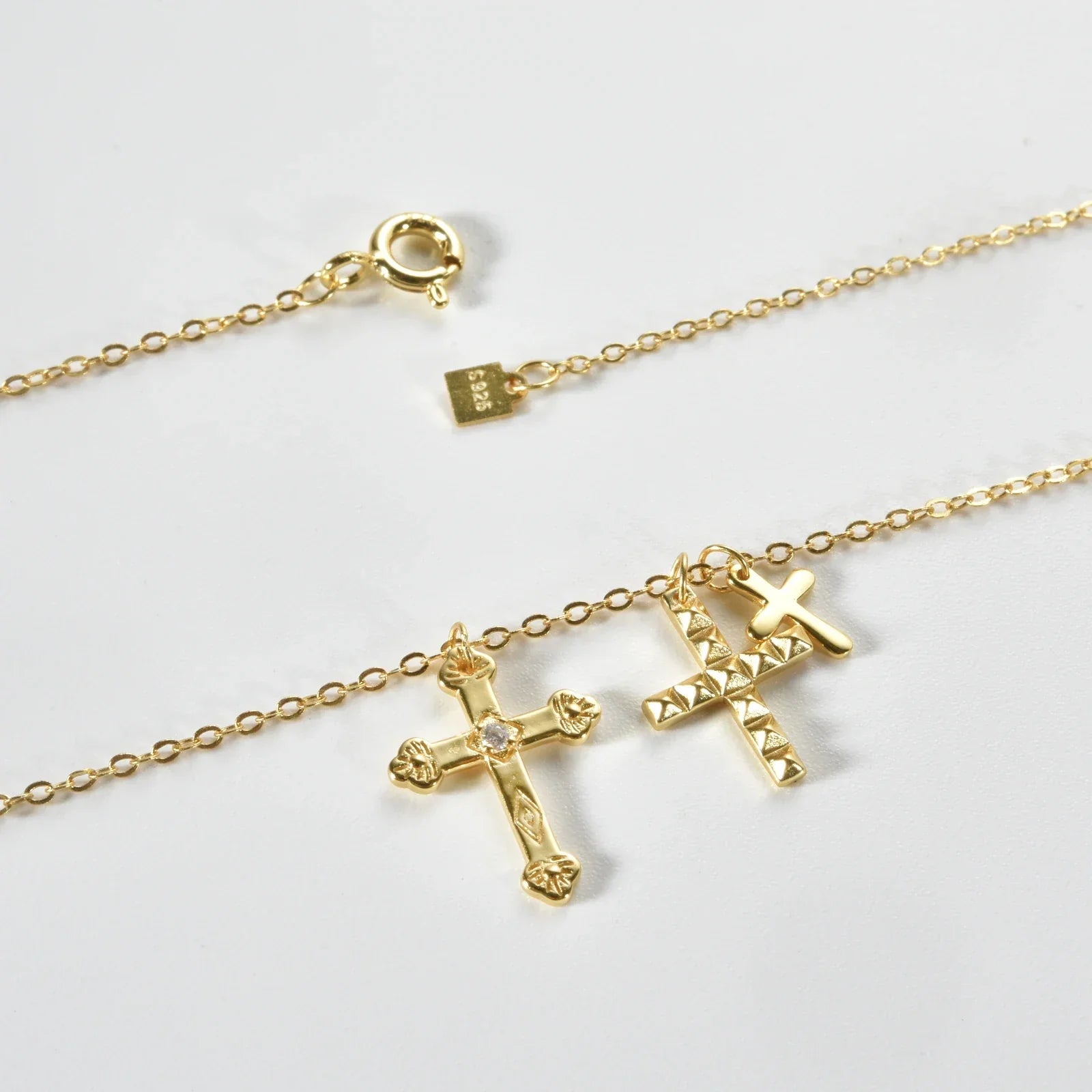 Cross Triple Circonias Necklace (18K Gold Plated) | Luvesina
