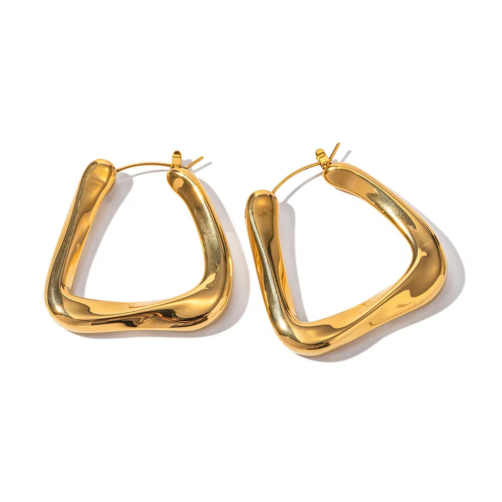 Aro Torcido Triangular Giorgia Earring (18K Gold Plated) | Luvesina