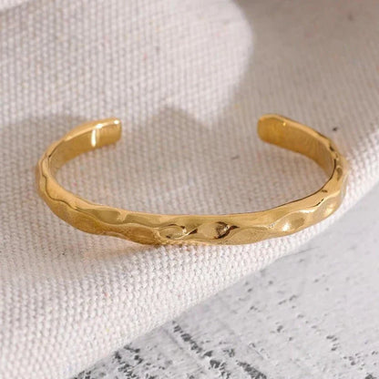 Brazalete Torino Hammered Texture (18K Gold Plated) | Luvesina