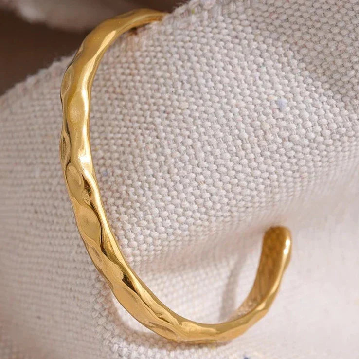 Brazalete Torino Hammered Texture (18K Gold Plated) | Luvesina