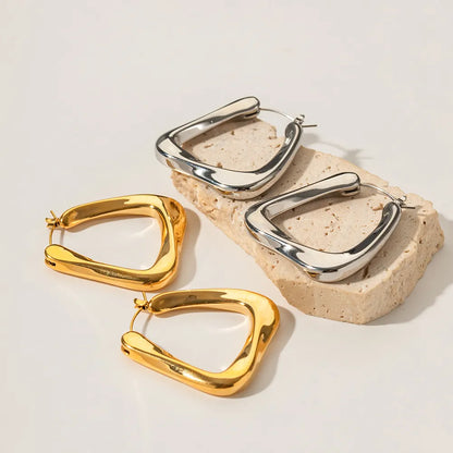Aro Torcido Triangular Giorgia Earring (18K Gold Plated) | Luvesina