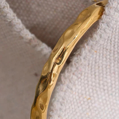 Brazalete Torino Hammered Texture (18K Gold Plated) | Luvesina