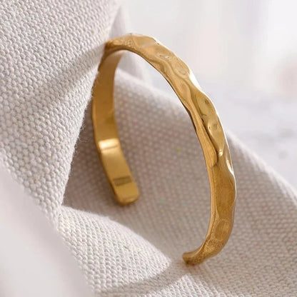Brazalete Torino Hammered Texture (18K Gold Plated) | Luvesina