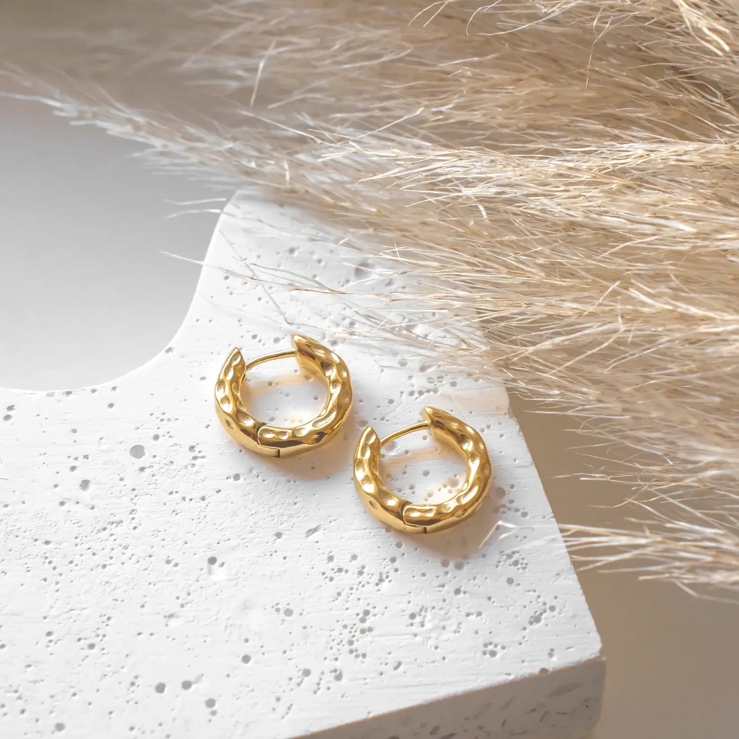 Aro Orgánico Texturizado Earring (Gold Plated) | Luvesina